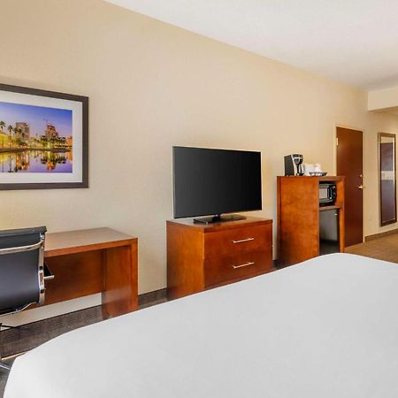 Comfort Inn & Suites Northeast - Gateway St. Petersburg Luaran gambar