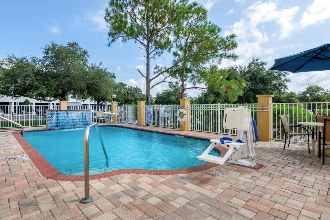 Comfort Inn & Suites Northeast - Gateway St. Petersburg Luaran gambar