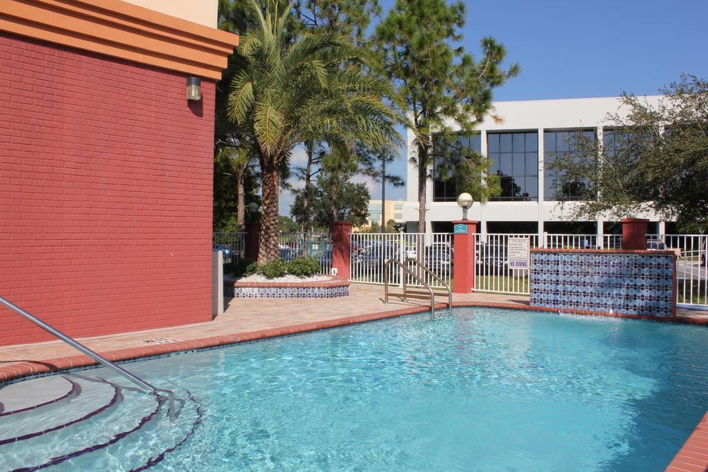 Comfort Inn & Suites Northeast - Gateway St. Petersburg Luaran gambar
