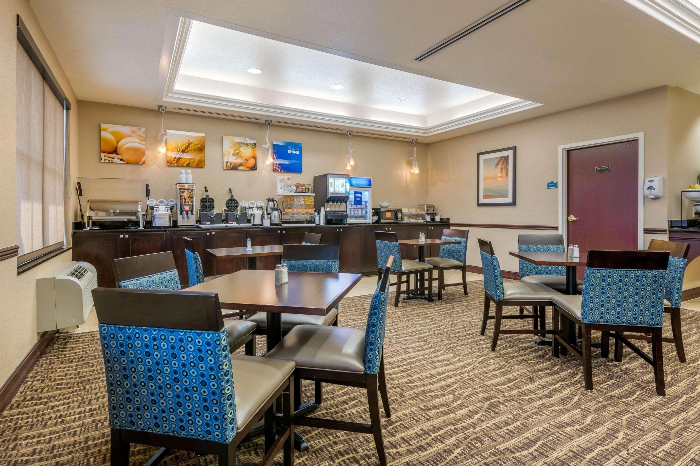 Comfort Inn & Suites Northeast - Gateway St. Petersburg Luaran gambar