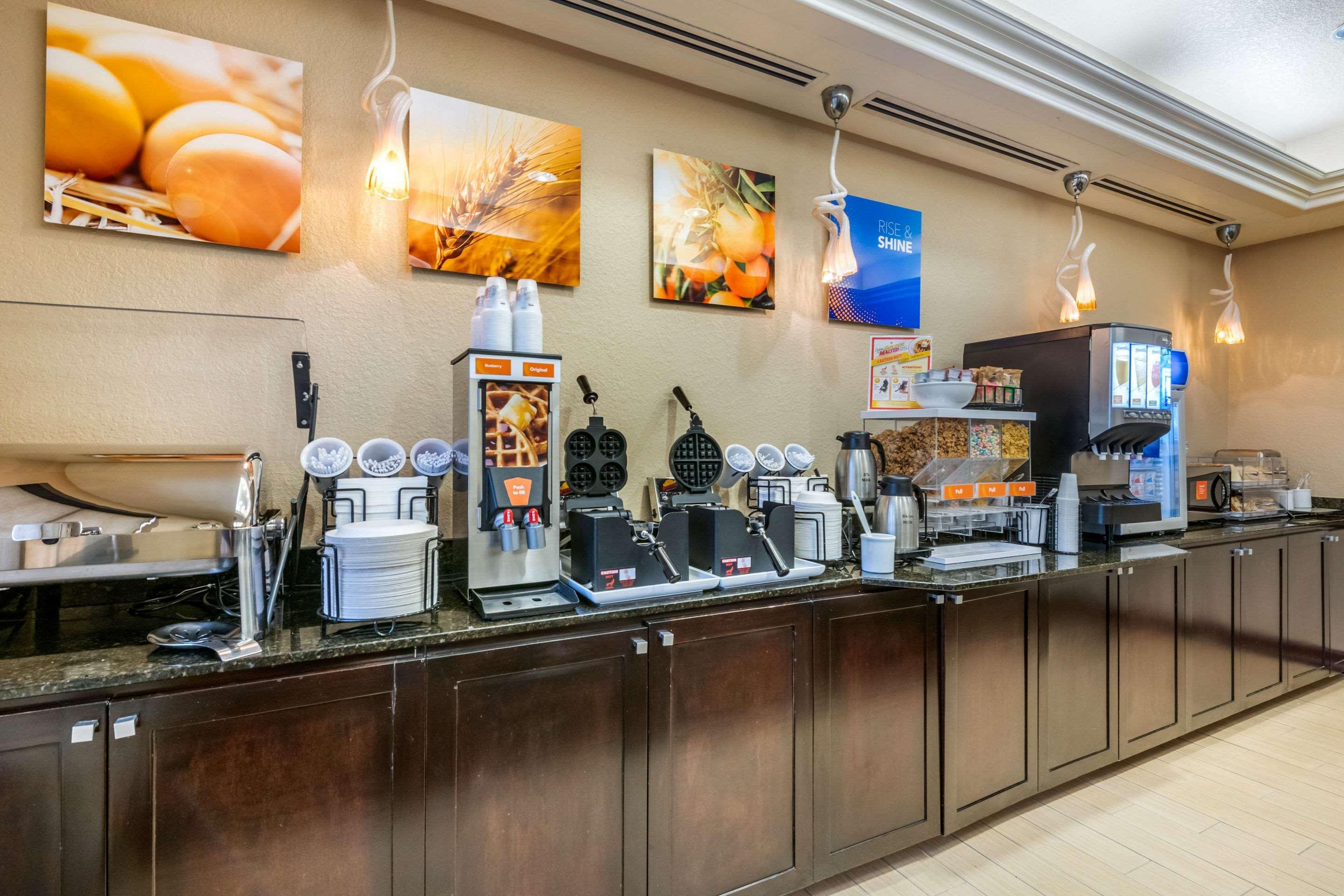 Comfort Inn & Suites Northeast - Gateway St. Petersburg Luaran gambar