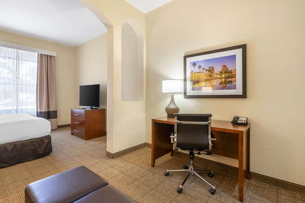 Comfort Inn & Suites Northeast - Gateway St. Petersburg Bilik gambar