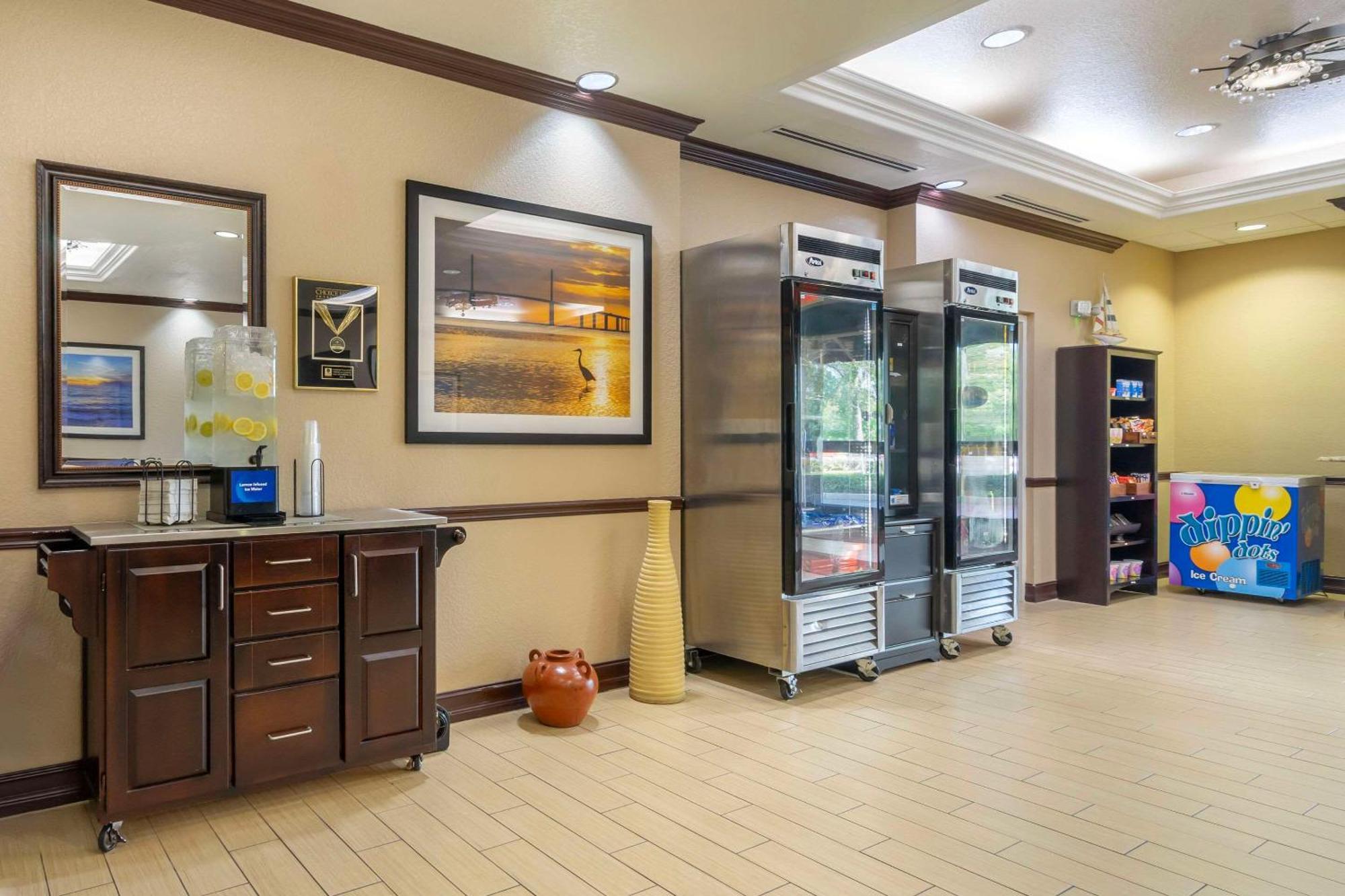 Comfort Inn & Suites Northeast - Gateway St. Petersburg Luaran gambar