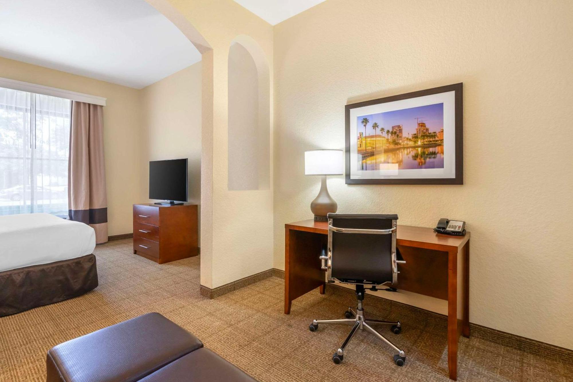 Comfort Inn & Suites Northeast - Gateway St. Petersburg Luaran gambar